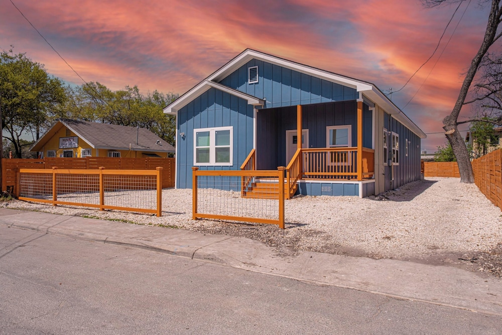 Sleek 4br/3ba Urban Living w/ Downtown Views!