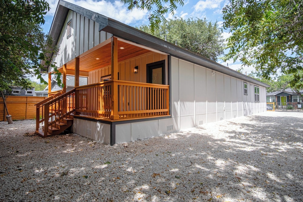 Comfy and Happy Stays Near Riverwalk and Downtown!