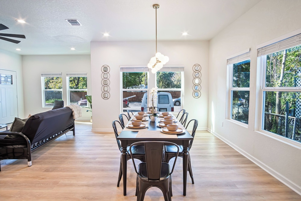 Urban Delight 4br/3ba Near City Center