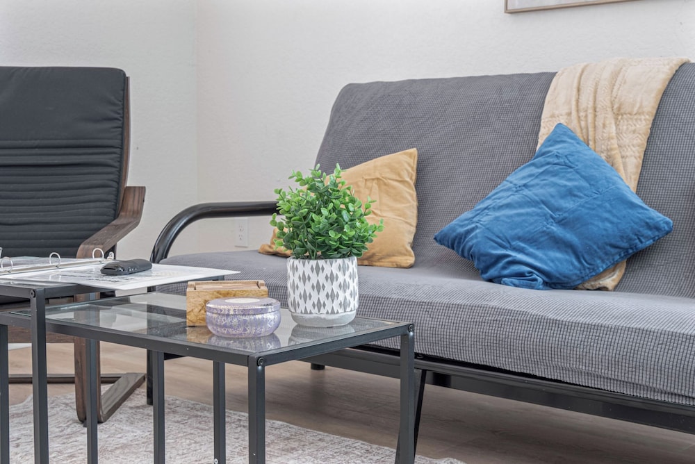 Comfy and Happy Stays Near Riverwalk and Downtown!