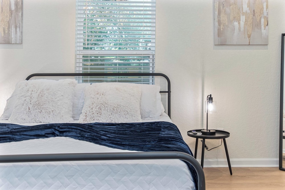 Unwind in Style 4BR 2BA Quick Access to Downtown