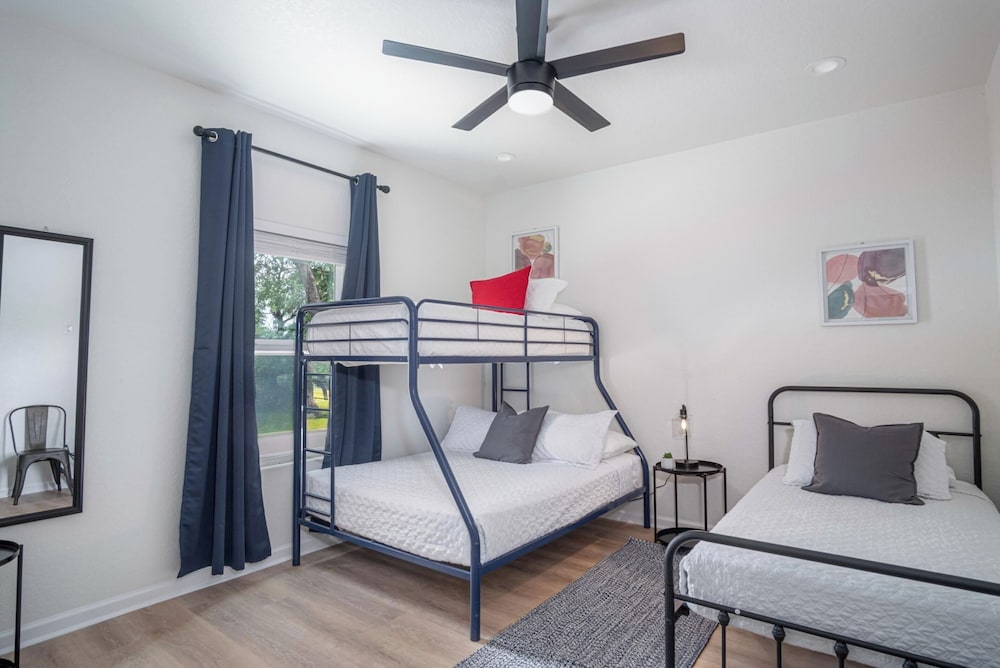 Vibrant 4br/3ba Oasis Near Happy Downtown!