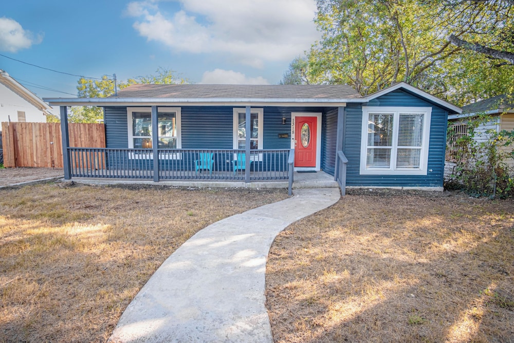 Stylish 4 Br/2ba Renovated Home Near Downtown view 3