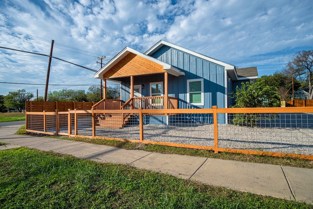 Downtown Dream Home Spacious 4br/2ba Sleeps 12! view 4