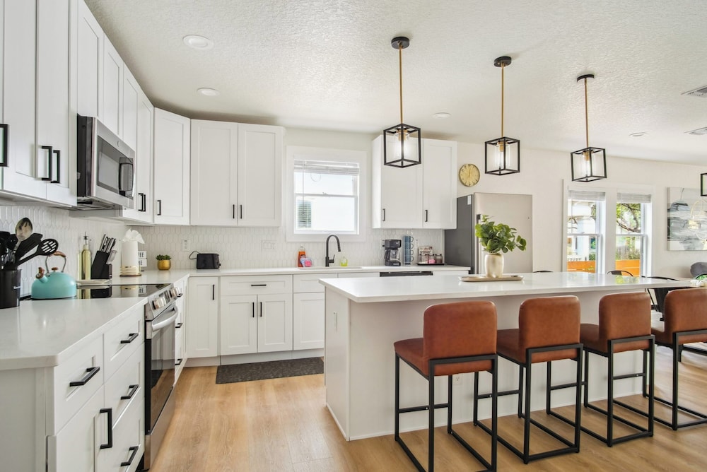 Stylish & Spacious Comfort 4br/3ba Downtown Gem!