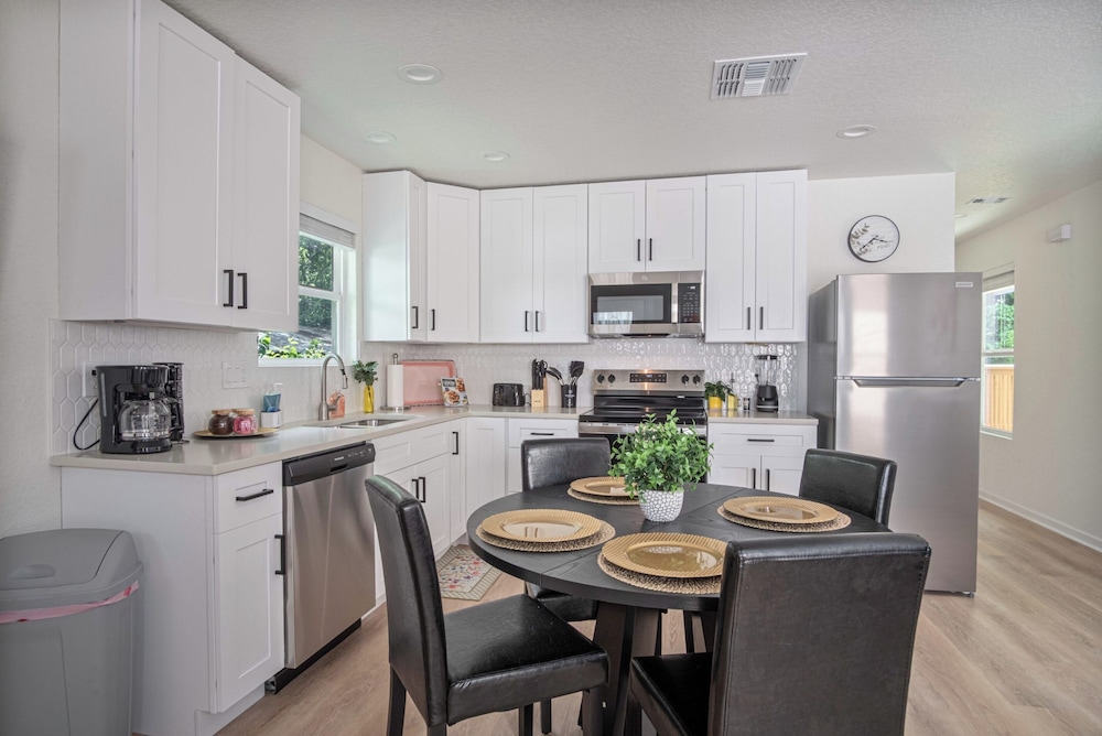 Historic Comfort 2BR/1BA Guesthouse Near Riverwalk
