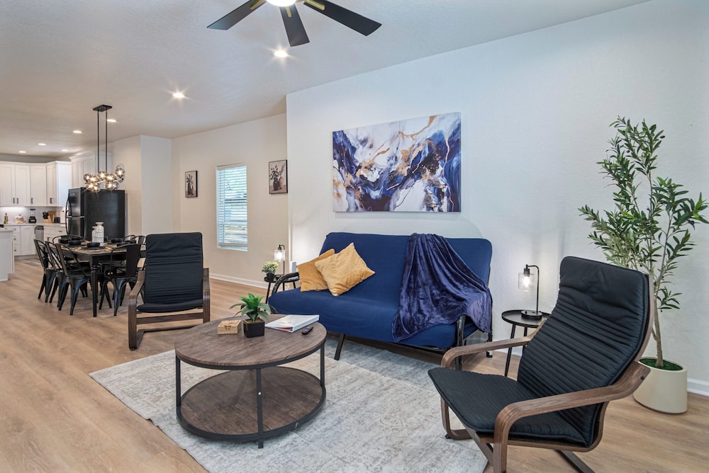 Unwind in Style 4BR 2BA Quick Access to Downtown