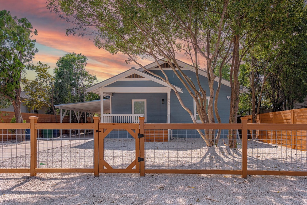 Unwind in Style 4BR 2BA Quick Access to Downtown
