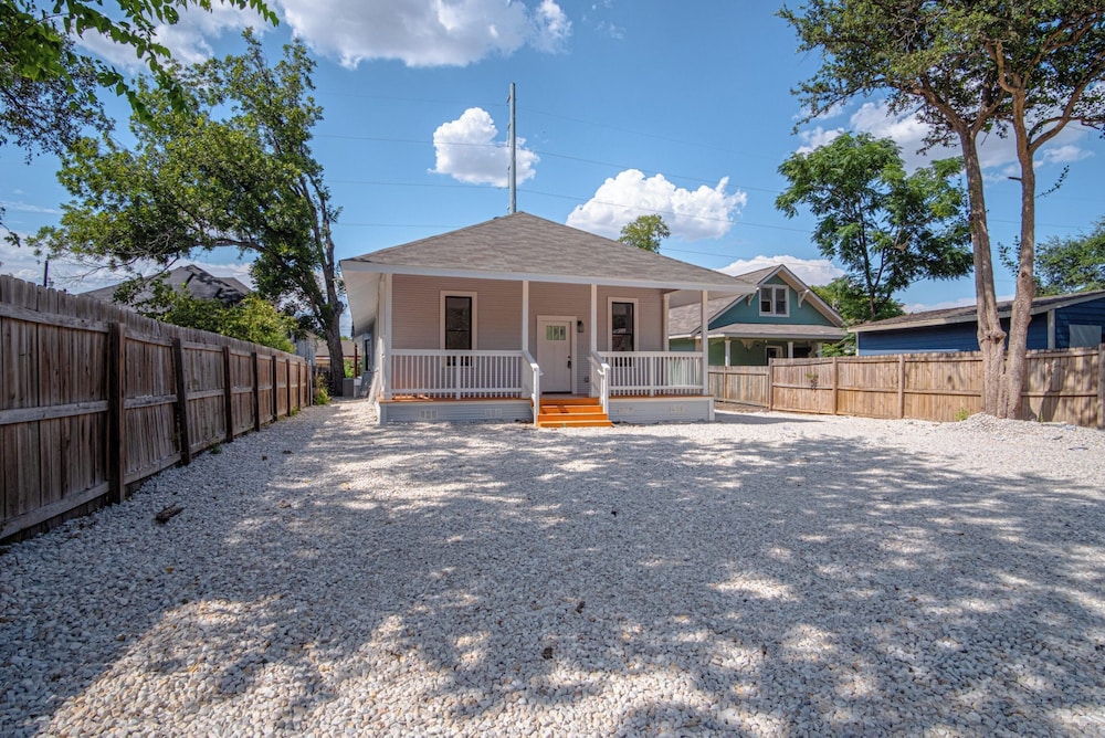 3BR 3BA Urban Escape Just Minutes From Downtown