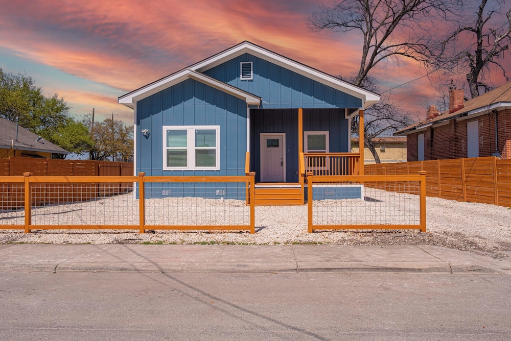 Sleek 4br/3ba Urban Living w/ Downtown Views!