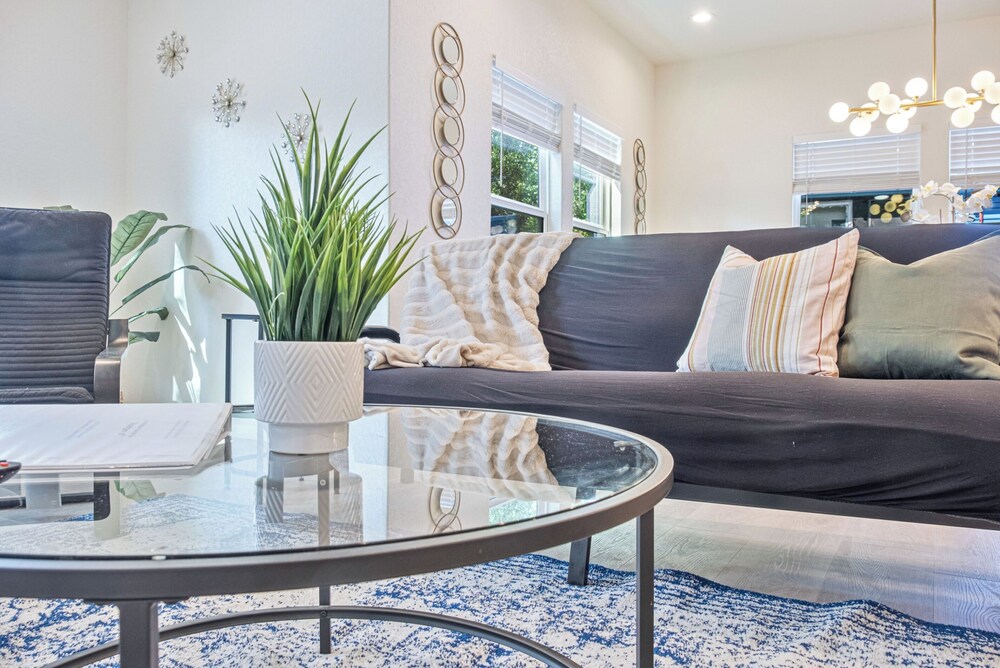 Urban Delight 4br/3ba Near City Center