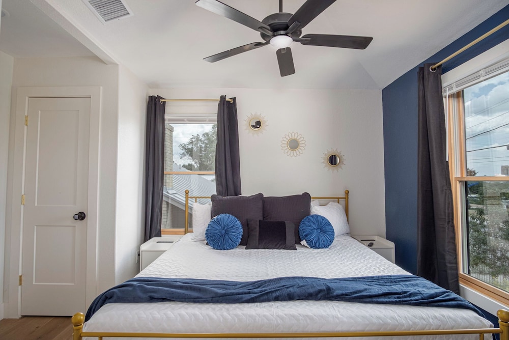 Stylish Stay With Unforgettable Downtown Views!