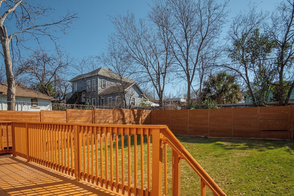Feel, Chill and Enjoy 4br/3ba Near Fun Riverwalk!