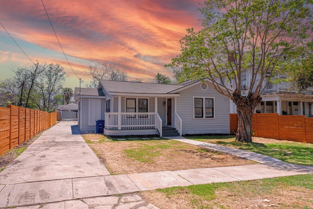 Stylish & Spacious Comfort 4br/3ba Downtown Gem!