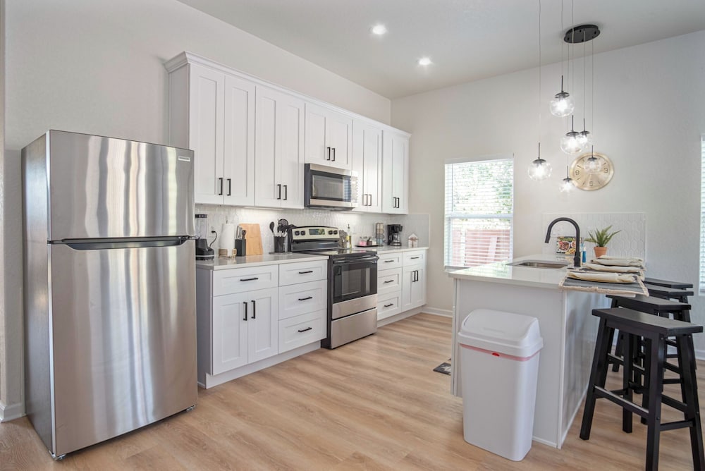 Pristine 3 BR/ 2BA Abode Close to Lovely Downtown!