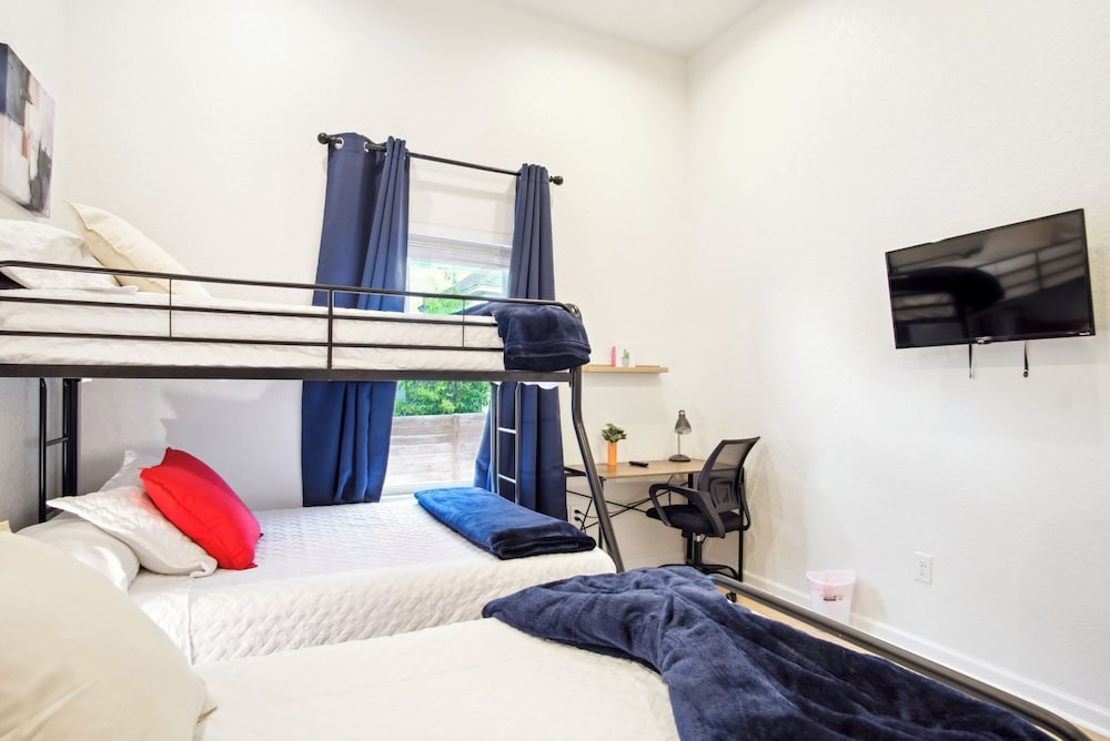 Skyline Retreat 3br-3ba w/ Stunning Views Near DT