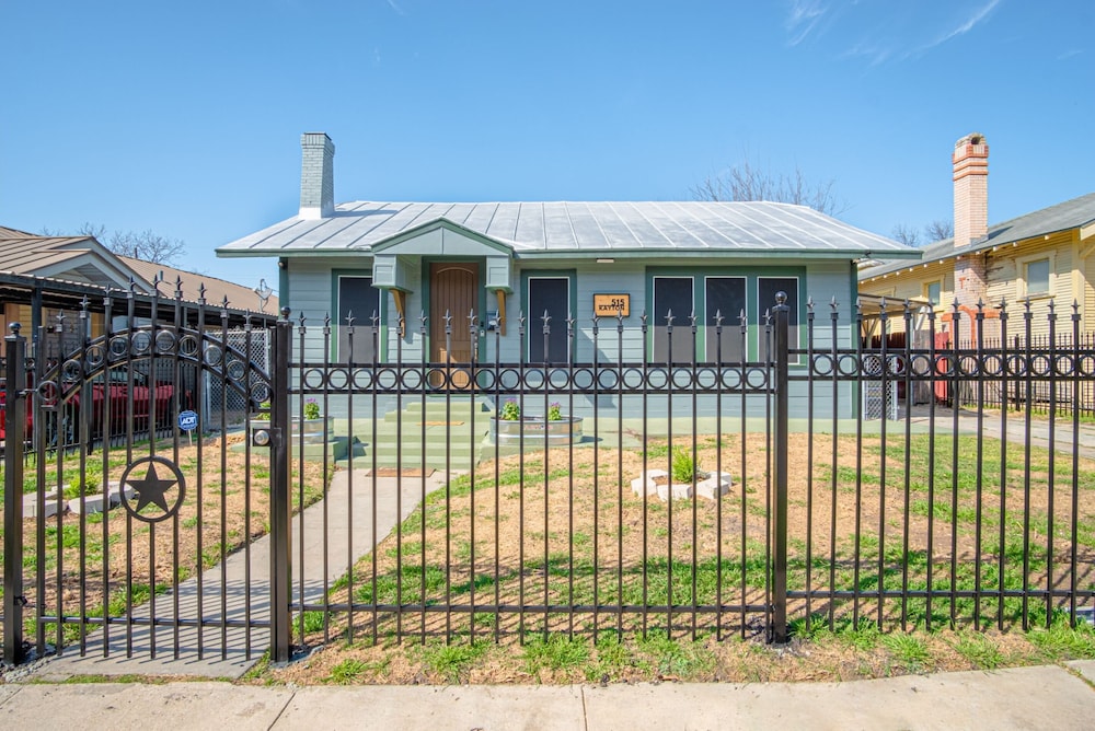 Vibrant Fully Gated 2br/2ba 4 Mins From Downtown - Image 1