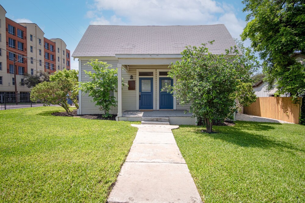 Incredible New 3br/2ba Near Downtown view 5