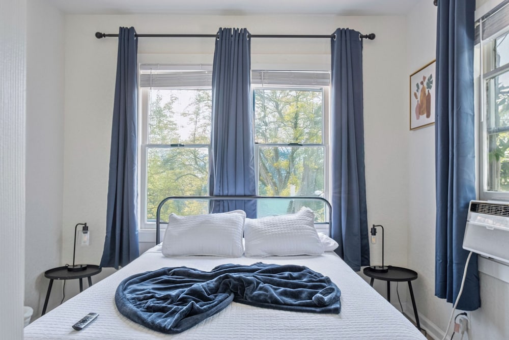 Glorius Amazing 2BR 1BA Stay Near Lively Downtown