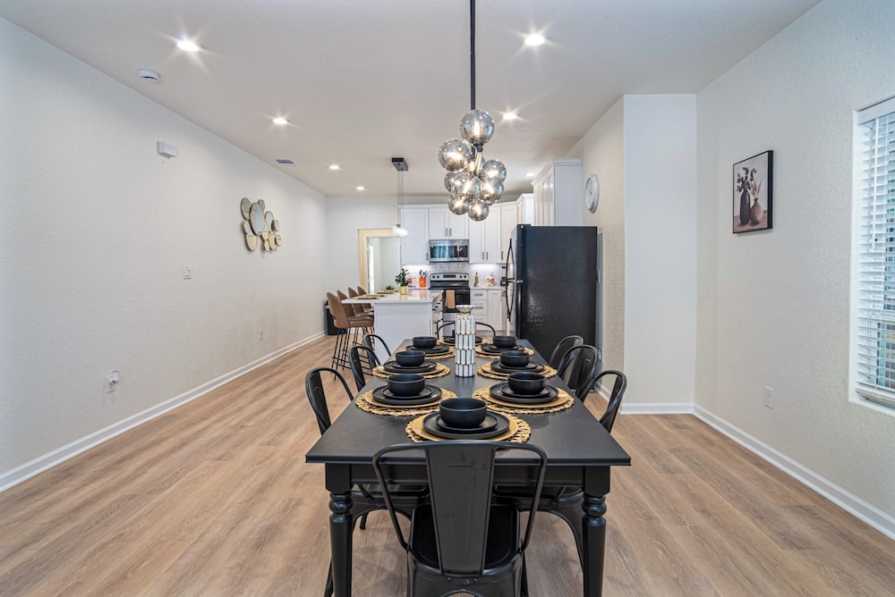 Unwind in Style 4BR 2BA Quick Access to Downtown