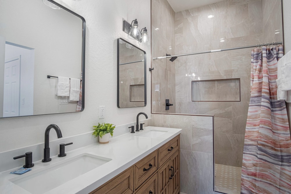 3BR 3BA Urban Escape Just Minutes From Downtown