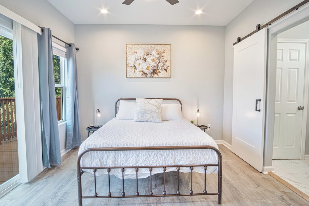 Lovely & Charming 4br/2.5ba Near Downtown's Prime