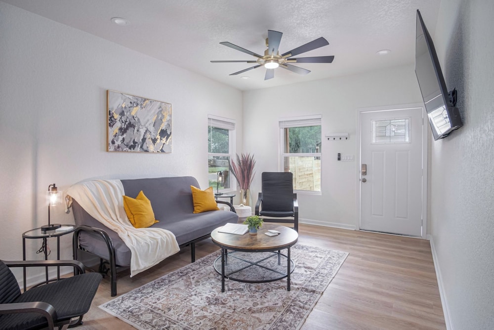 Vibrant 4br/3ba Oasis Near Happy Downtown!