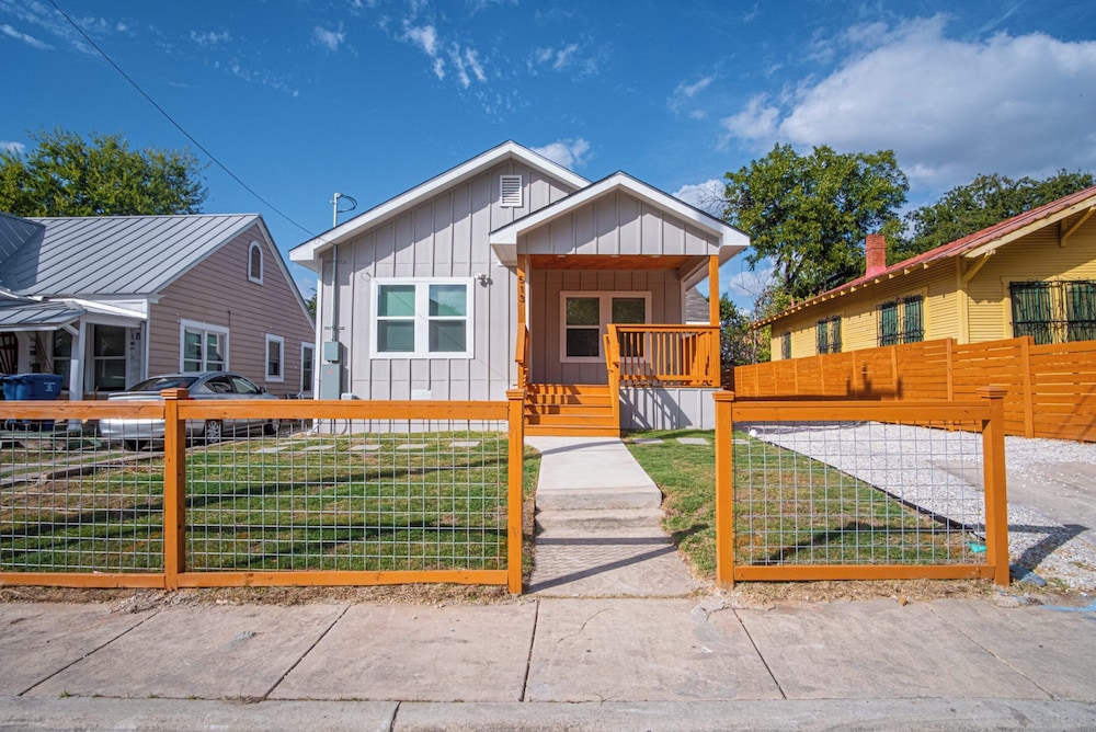 Lovely & Charming 4br/2.5ba Near Downtown's Prime
