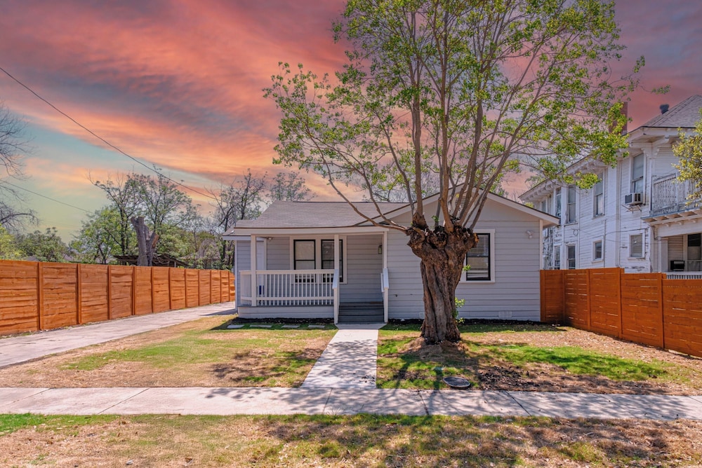 Stylish & Spacious Comfort 4br/3ba Downtown Gem!