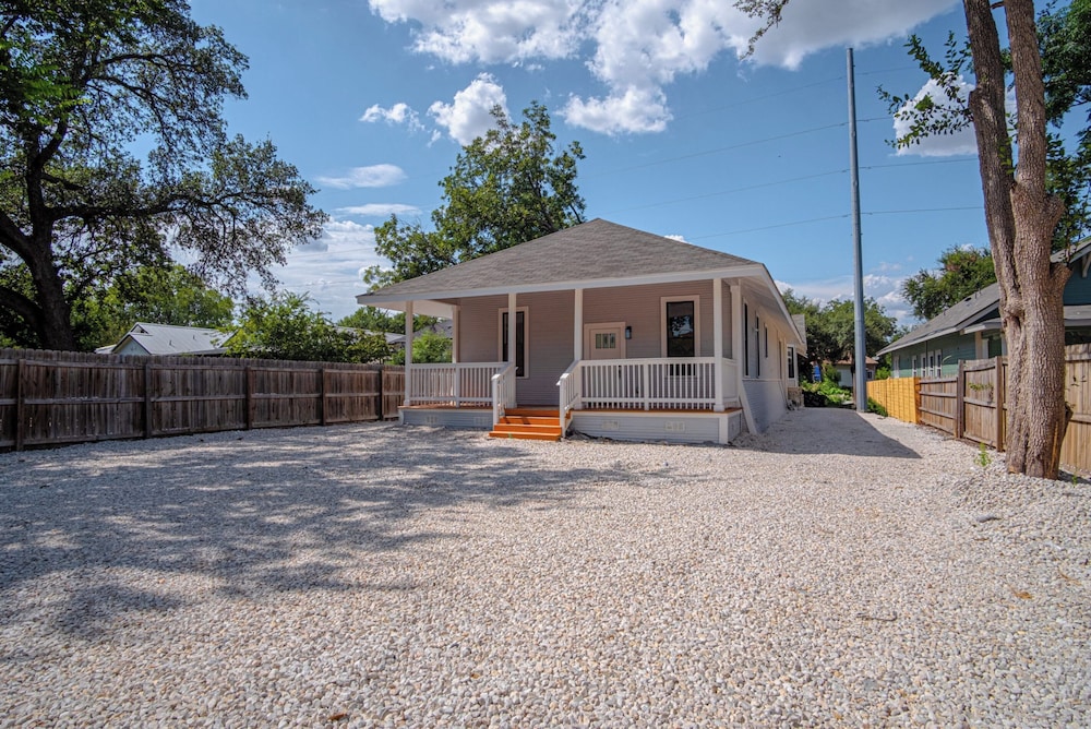 3BR 3BA Urban Escape Just Minutes From Downtown