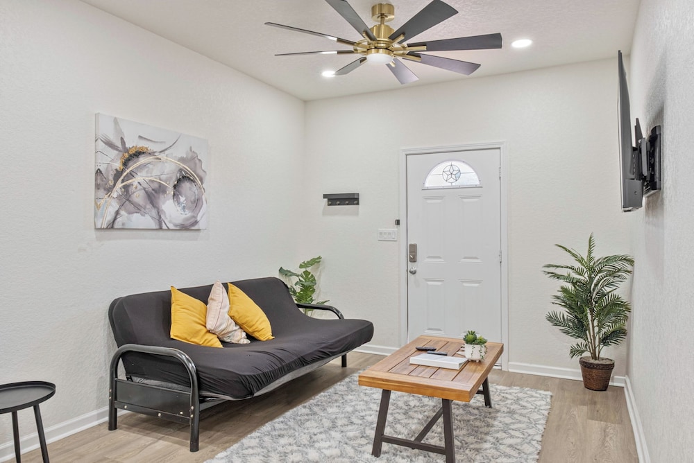 Glorius Amazing 2br/1ba Stay Near Lively Downtown!