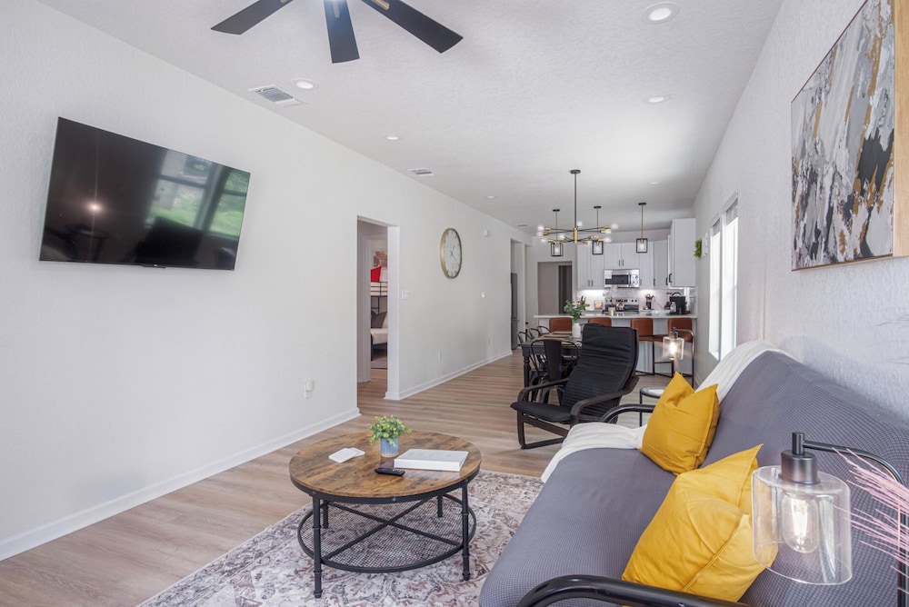 Vibrant 4br/3ba Oasis Near Happy Downtown!