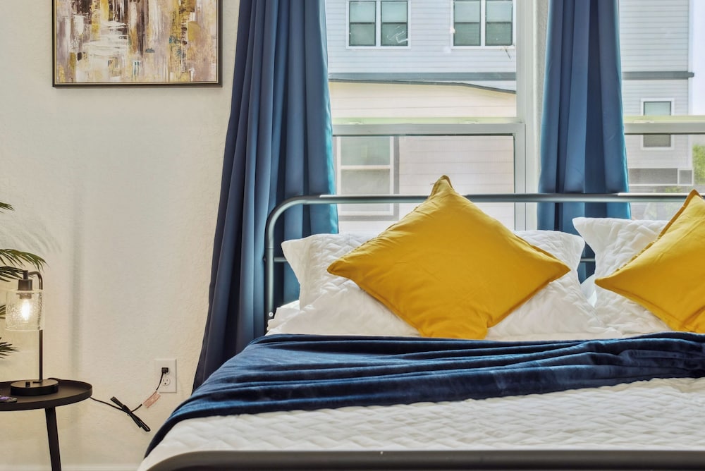 Skyline Retreat 3br-3ba w/ Stunning Views Near DT - Image 4