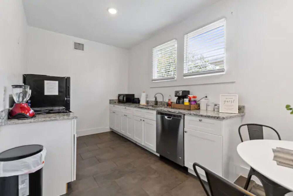 Impressive Cozy Historic 2BR Apt 202 Near Downtown view 3