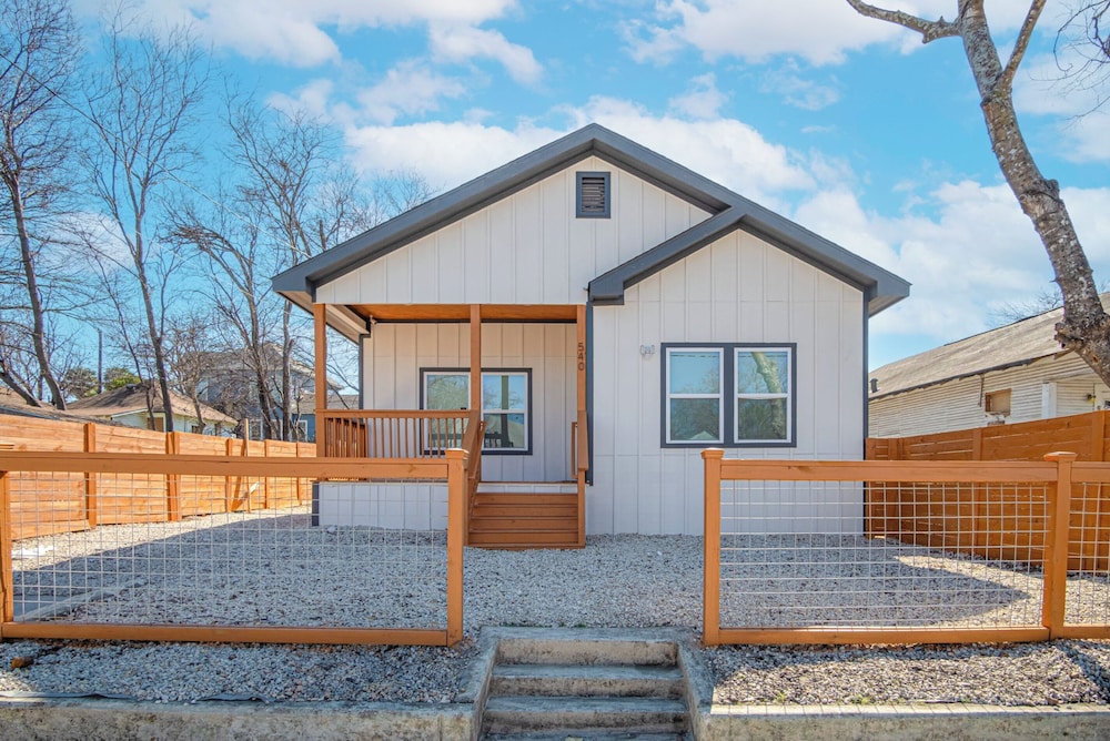 Feel, Chill and Enjoy 4br/3ba Near Fun Riverwalk!