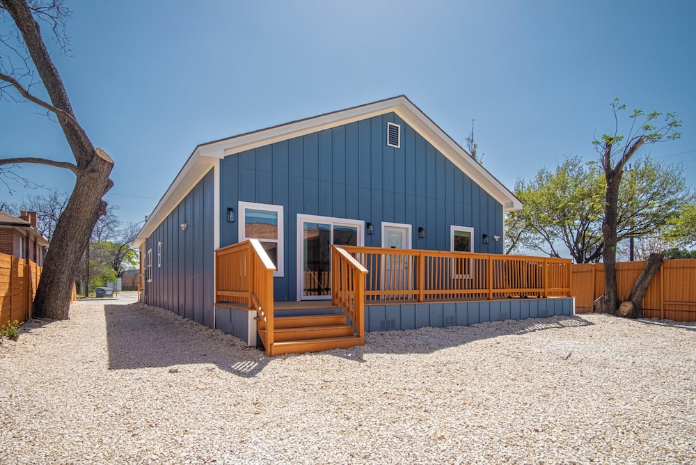 Sleek 4br/3ba Urban Living w/ Downtown Views!