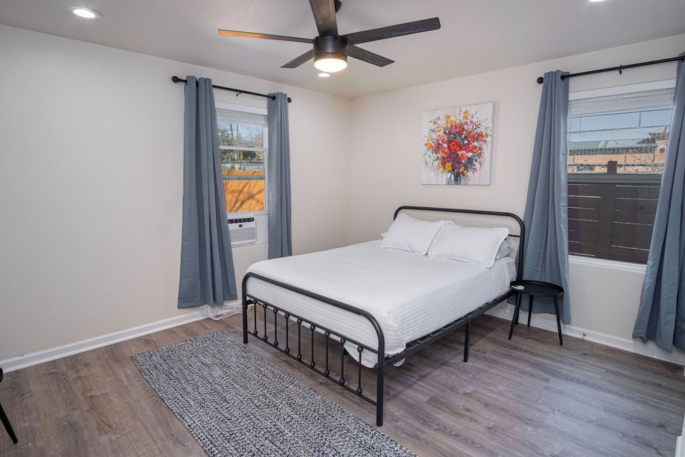 Adorable 2BR Guesthouse Close to Riverwalk and DT view 2