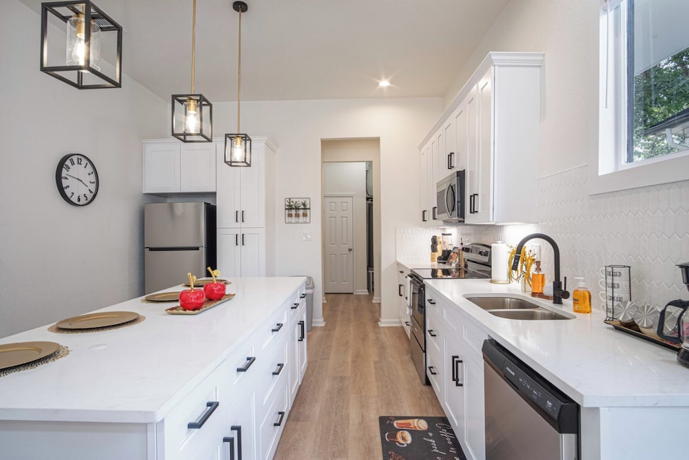 3BR 3BA Urban Escape Just Minutes From Downtown