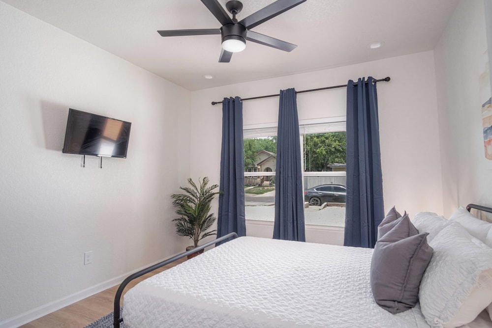 Vibrant 4br/3ba Oasis Near Happy Downtown!