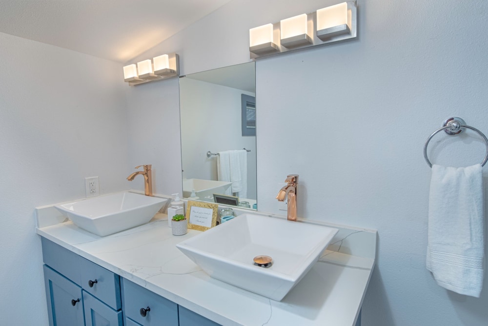Vibrant Fully Gated 2br/2ba 4 Mins From Downtown - Image 4