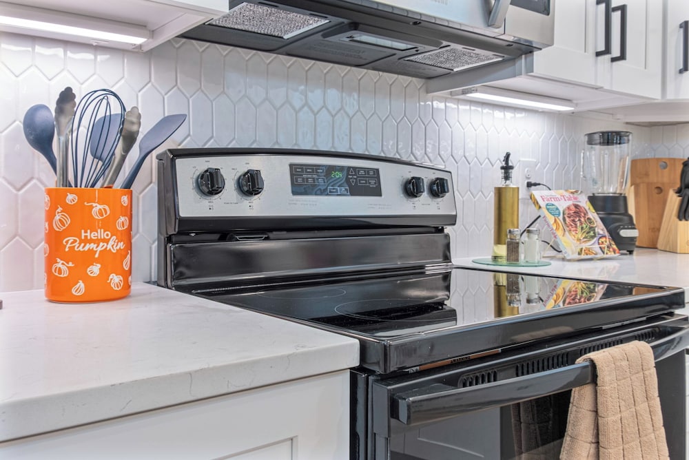 Unwind in Style 4BR 2BA Quick Access to Downtown