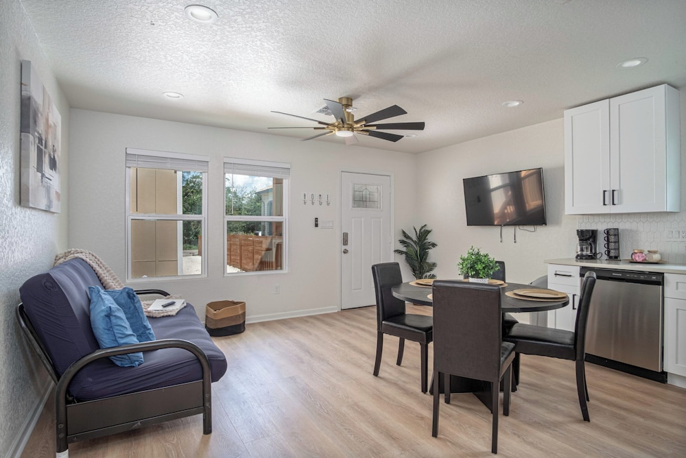Historic Comfort 2BR/1BA Guesthouse Near Riverwalk