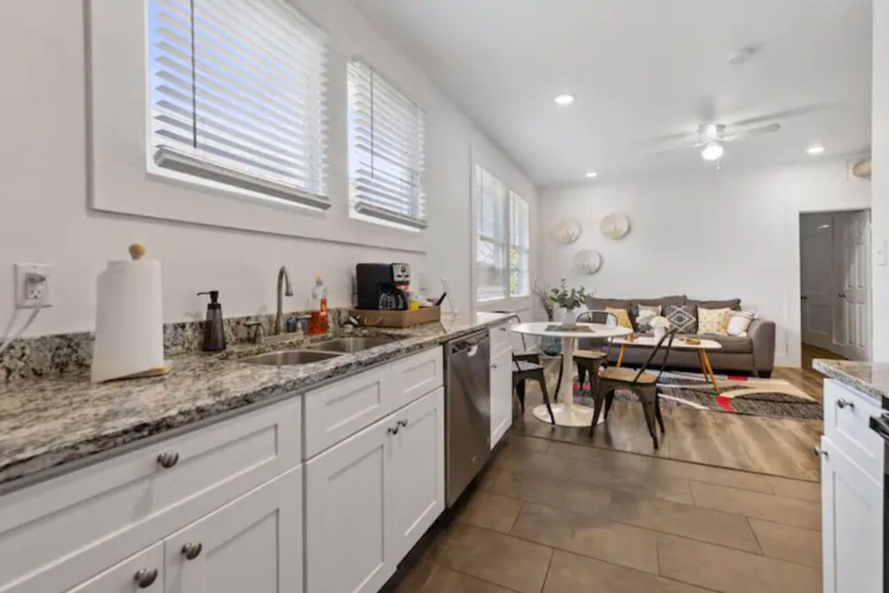 Impressive Cozy Historic 2BR Apt 202 Near Downtown view 4