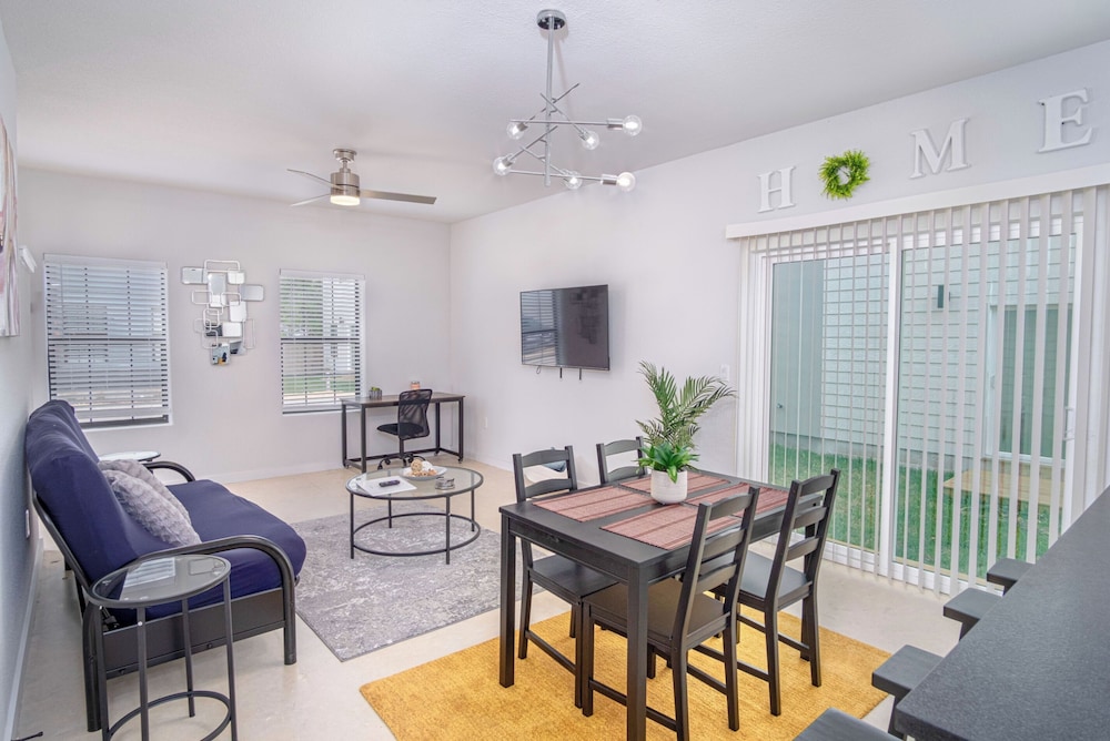 State-of-the-art 3br/2.5ba Home Next to Downtown view 5