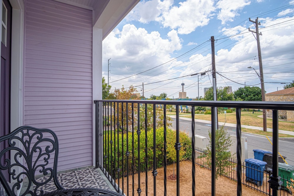 Stylish Stay With Unforgettable Downtown Views!