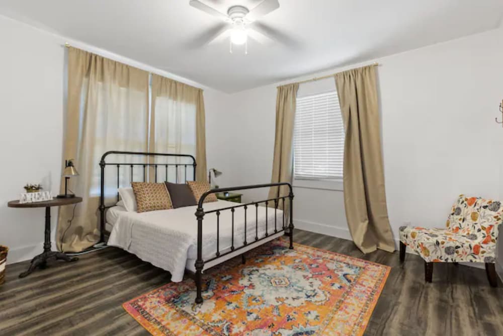 Impressive Cozy Historic 2BR Apt 202 Near Downtown view 2