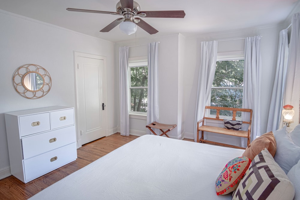 Close to Famous Attractions With Hot Tub and Fire Pit view 5