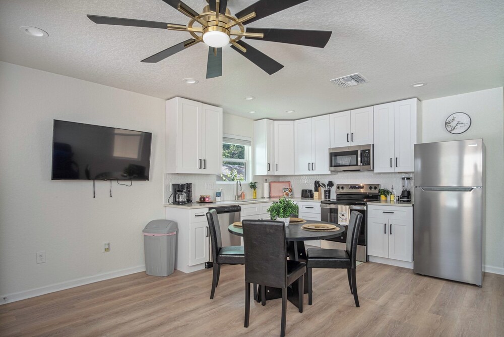 Historic Comfort 2BR/1BA Guesthouse Near Riverwalk