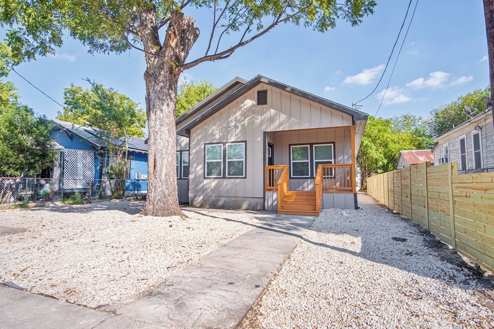 Urban Delight 4br/3ba Near City Center