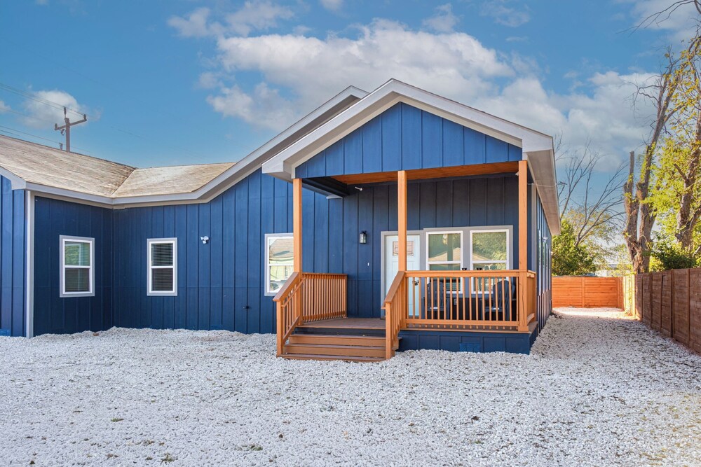 Pristine 3 BR/ 2BA Abode Close to Lovely Downtown!